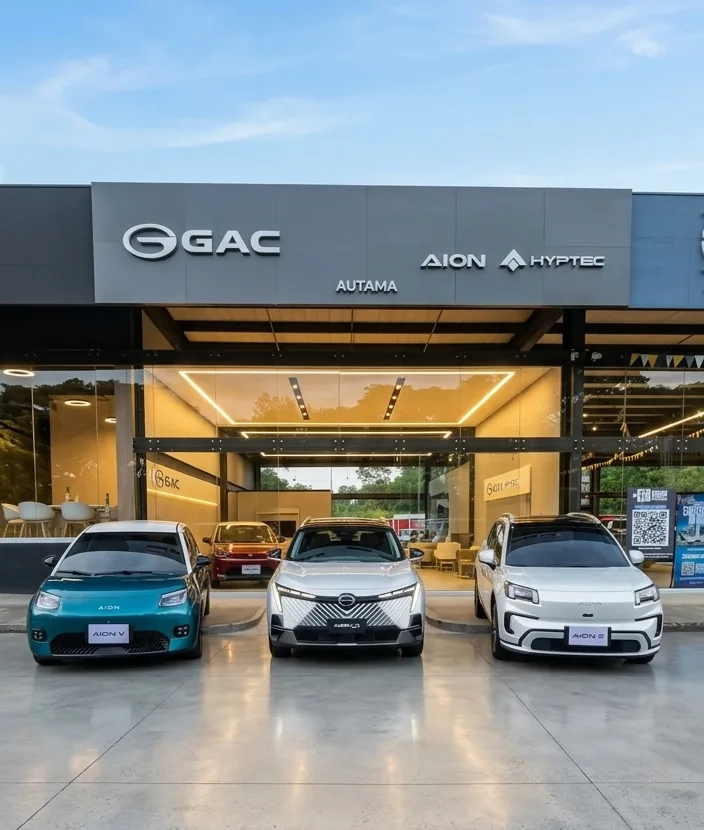 Vitrina del concesionario Autama Motor en Pereira con los carros eléctricos GAC AION V, AION UT y AION ES en exhibición